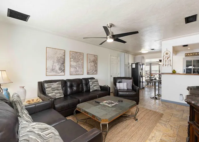 Spacious Retreat 4br Private Pool Ferienhaus *