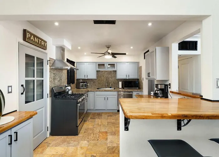 Spacious Retreat 4br Private Pool Ferienhaus *