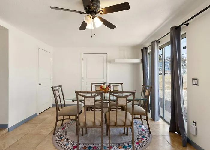 Spacious Retreat 4br Private Pool Ferienhaus